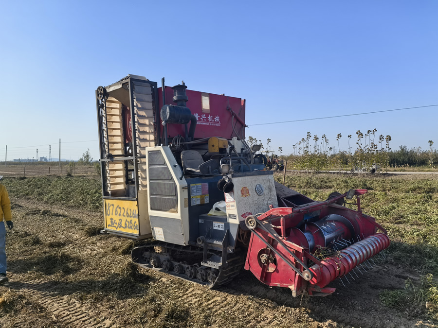 自走式花生摘果机